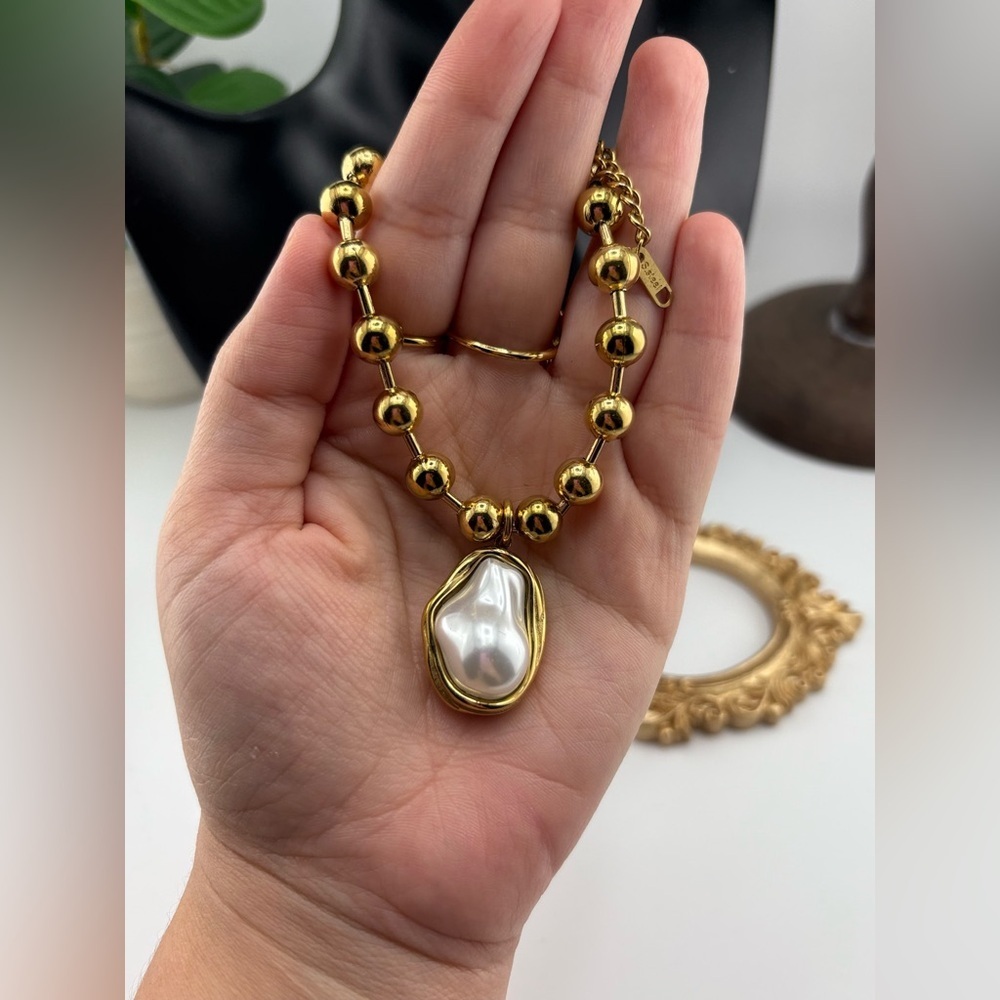 Gold Beaded Necklace with Baroque Pearl Pendant ✨ - Picture 9 of 10